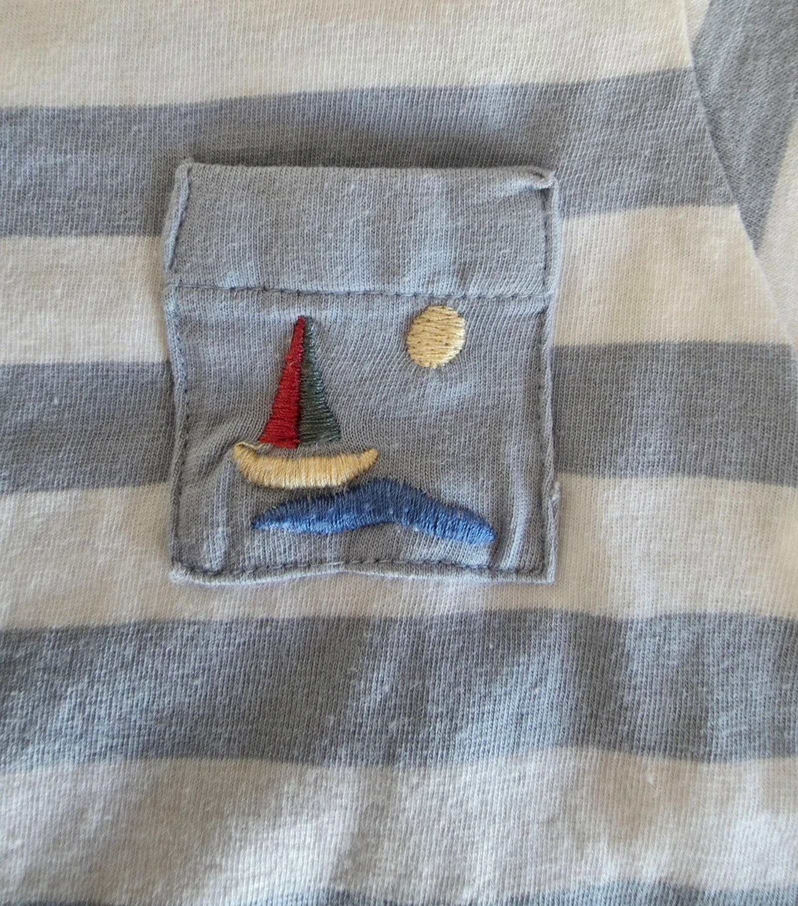 T-shirt listrado azul e branco com bolso bordado estilo barco Bouchara Tamanho 3 meses – photo 4
